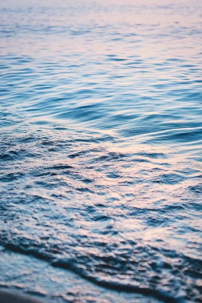 Eine Schöne Vertikale Aufnahme Der Küste Mit Beruhigenden Wellen Bei — Stockfoto