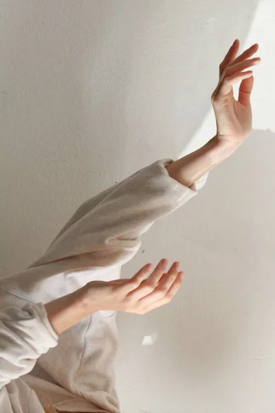 Kalmerende beweging van de dunne zachte handen van de vrouw — Stockfoto