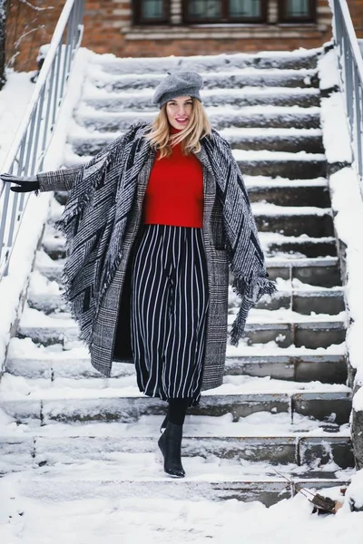雪の階段で暖かい冬服の魅力的な幸せな女性 — ストック写真