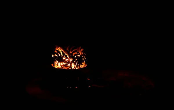 Прекрасний знімок освітленого вогняного місця з темним тлом в нічний час доби — стокове фото