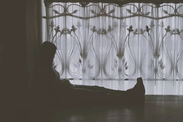 Μια Σιλουέτα Θλιμμένη Γυναίκα Κάθεται Στο Πάτωμα Στο Σκοτάδι Δίπλα — Φωτογραφία Αρχείου