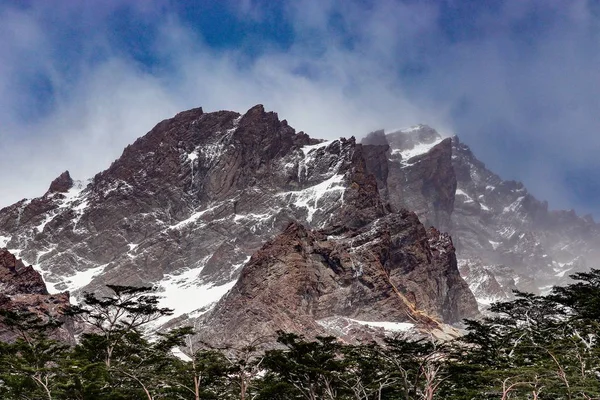 Beautiful shot of snowy mountains with a cloudy sky in the background — Stock Photo, Image