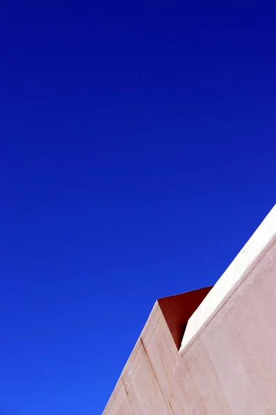 Tiro vertical de um telhado de casa com um céu claro no fundo — Fotografia de Stock