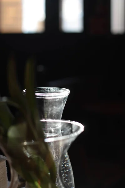 Verticale selectieve close-up shot van glazen vazen — Stockfoto
