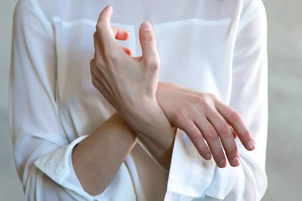 Movimento calmante delle mani morbide sottili della femmina — Foto Stock