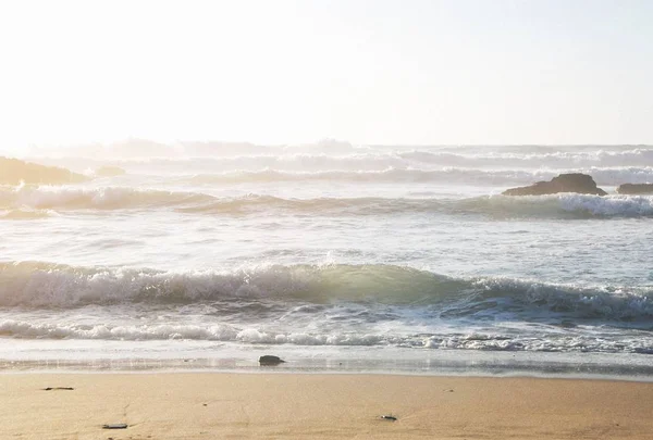 阳光明媚的一天 美丽的大海岸 — 图库照片