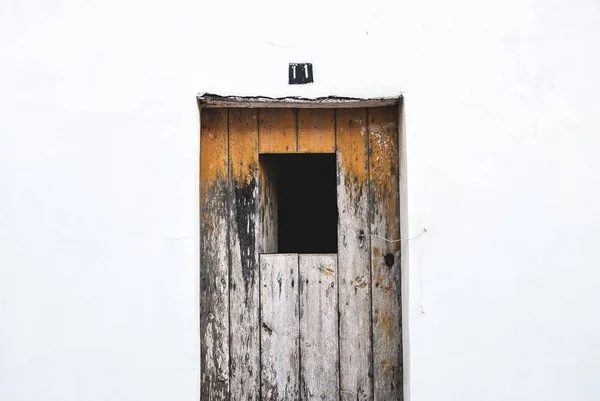 Colpo vicino di una casa bianca e una porta di legno con una finestra — Foto Stock