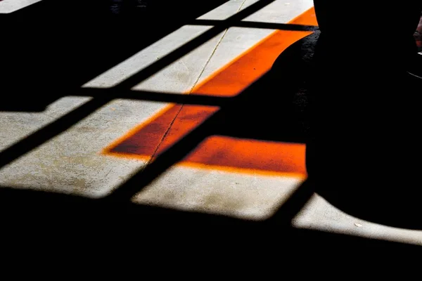 Krásný záběr oranžového a bílého světla na zemi — Stock fotografie