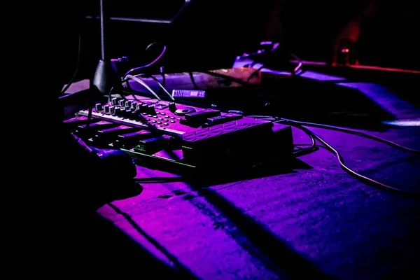 Close shot of a musician standing nea the effect with a blurred background — Fotografia de Stock