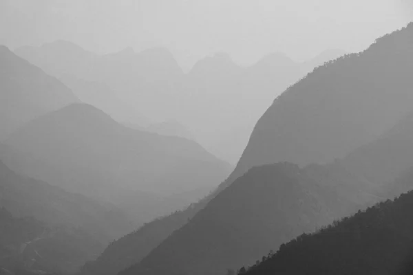 안개로 산들을 회색으로 물들이는 — 스톡 사진
