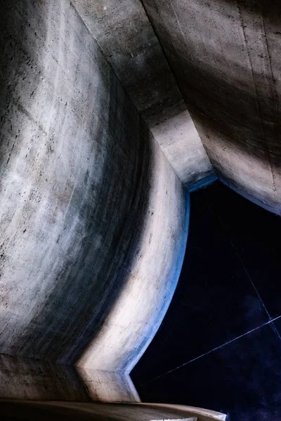 Vertical interior shot of the Zeitz Mocaa walls in Kapské Město at South Africa — Stock fotografie