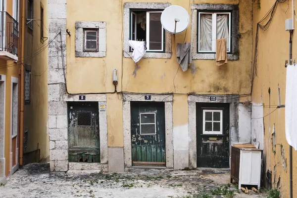 Mooi shot van een oud geel appartement met verschillende nummers op deuren en gebarsten muren — Stockfoto