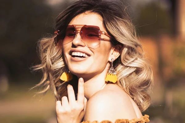 Selektives Fokus-Foto einer Frau mit Sonnenbrille und schulterfreiem Hemd — Stockfoto