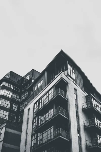 Imagen vertical a escala de grises de un edificio arquitectónico con balcones — Foto de Stock