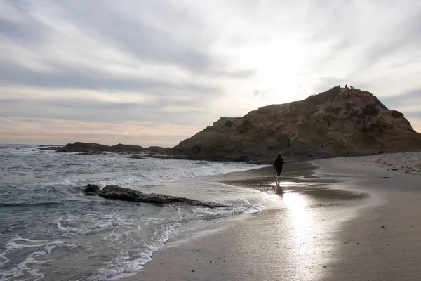阳光明媚 多云的岩石海滩的美丽景色 — 图库照片