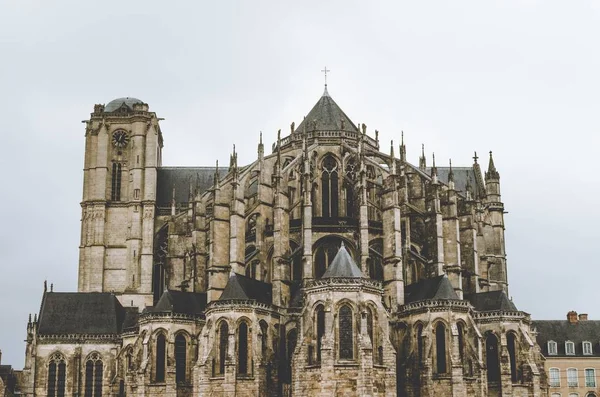 Широкий снимок собора Святого Юлиана Ле-Мана во Франции — стоковое фото