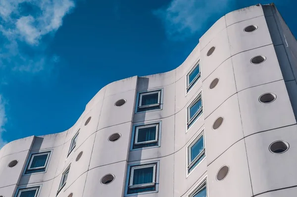 Imagen de bajo ángulo de un edificio arquitectónico blanco abstracto bajo un cielo azul — Foto de Stock