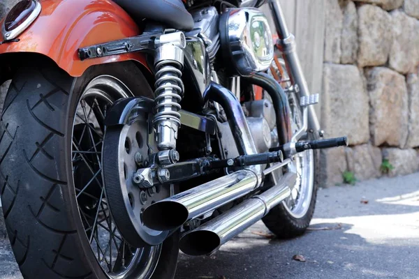 背景模糊的摩托车排气管近照 — 图库照片
