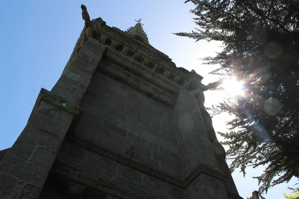 Flache Aufnahme eines gemauerten Turms mit klarem Himmel im Hintergrund — Stockfoto