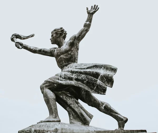 Hermosa toma de una estatua masculina que lleva una antorcha con un cielo despejado en el fondo — Foto de Stock