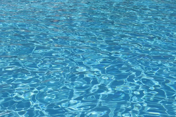 Fechar tiro de água da piscina refletindo a luz solar — Fotografia de Stock