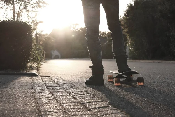 Homem Seu Skate Uma Estrada Vazia Com Fundo Embaçado — Fotografia de Stock