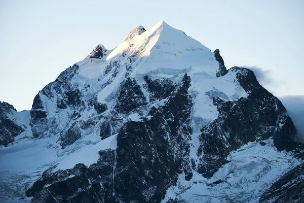 Prachtig shot van een besneeuwde berg met een heldere lucht op de achtergrond overdag — Stockfoto