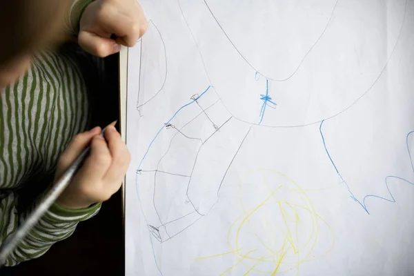 Sobre headshot de uma criança desenhando no papel — Fotografia de Stock