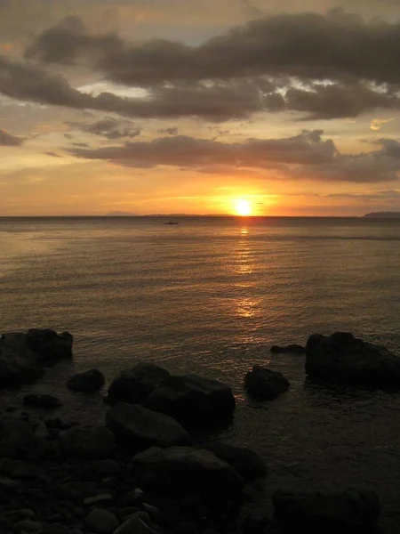 Colpo Verticale Rocce Sul Corpo Acqua Durante Tramonto — Foto Stock