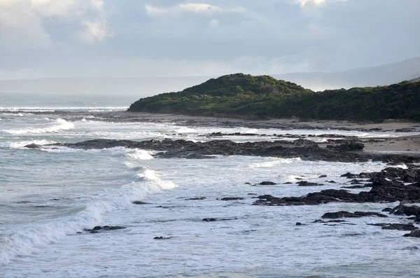 Beautiful Shot Sea Waves Hitting Rocks Shore Forested Mountain Distance — ストック写真