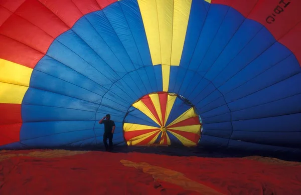 Hava Balonunun Içinde Duran Bir Erkek — Stok fotoğraf