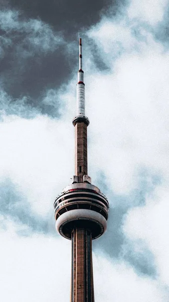 Vertical hermosa toma de la parte superior de una torre de radio bajo sombrío cielo gris nublado — Foto de Stock