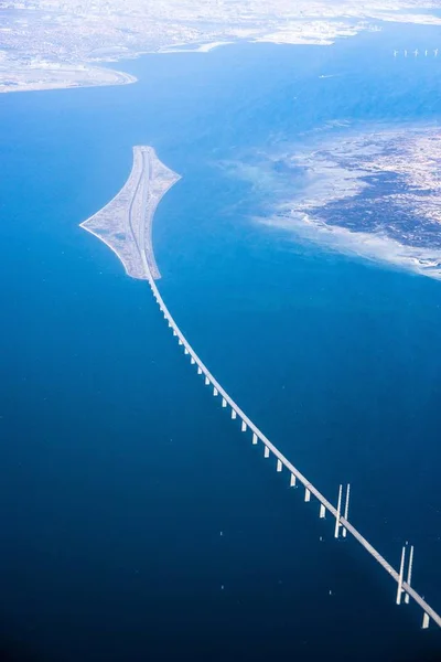 Вертикальный Снимок Моста Над Водой Сторону Острова — стоковое фото