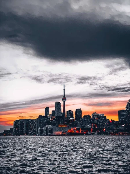 Hermosa foto de un horizonte urbano con edificios y una torre de radio en el centro — Foto de Stock