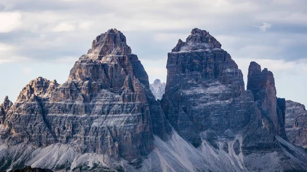 Beautiful shot of the Tre cime di lavaredo mountains with a cloudy sky in the background — Stock Photo, Image