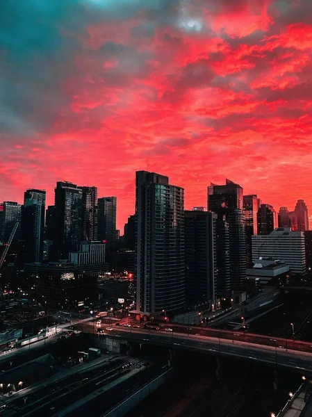 Plano Vertical Edificios Urbanos Bajo Hermoso Cielo Nublado Rojo Atardecer —  Fotos de Stock