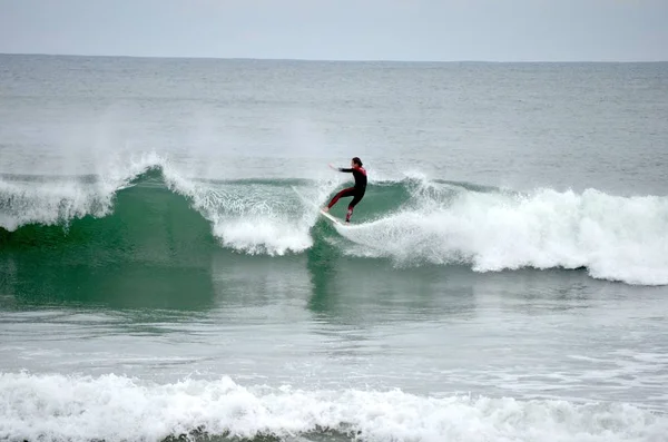 Una Hermosa Toma Surf Masculino Una Ola Mar Con Cielo —  Fotos de Stock