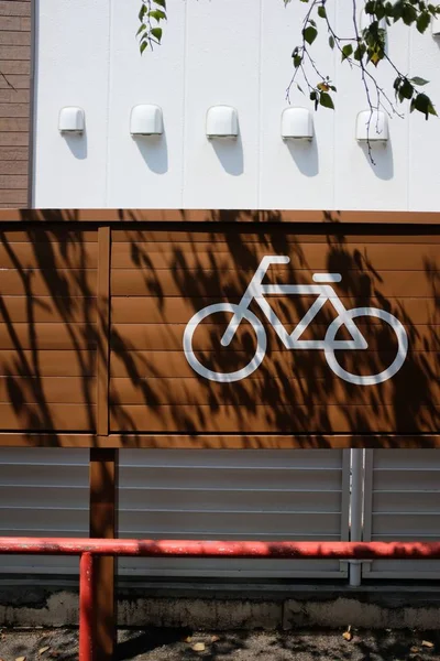 Eine Vertikale Aufnahme Eines Fahrradschildes Auf Brauner Fläche Unter Weißem — Stockfoto