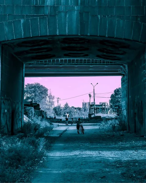 Father Waiting His Son Trees Bicycle Bridge Long Day Cycling — Stock Photo, Image