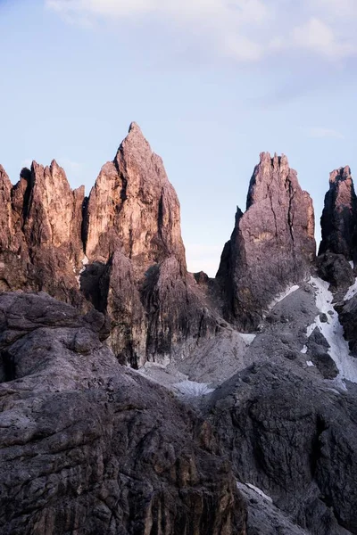 Μια Κάθετη Βολή Από Μεγάλους Βράχους Στην Κορυφή Ενός Βουνού — Φωτογραφία Αρχείου