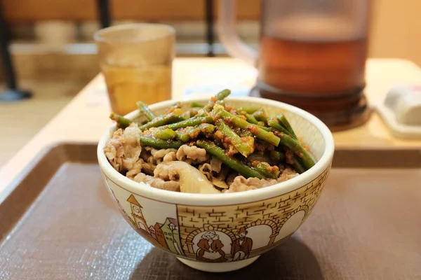 碗中肉类和蔬菜的日本菜的选择性特写镜头 — 图库照片