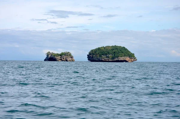 Amplio Plano Acantilados Rocosos Cubiertos Plantas Verdes Cuerpo Del Mar — Foto de Stock