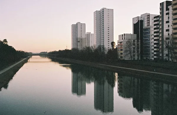 Όμορφη λήψη του νερού Kanal αντανακλά τα κτίρια της πόλης με καθαρό ουρανό στο παρασκήνιο — Φωτογραφία Αρχείου