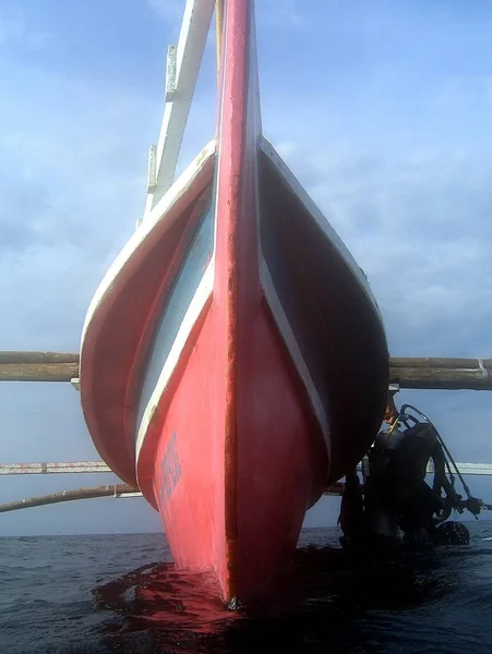 Tiro Vertical Barco Vermelho Água Com Céu Azul Fundo — Fotografia de Stock