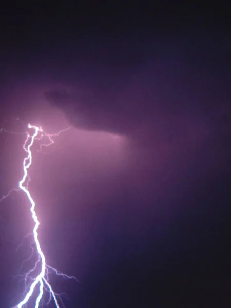 Vertikální záběr hromového blesku na purpurové obloze — Stock fotografie