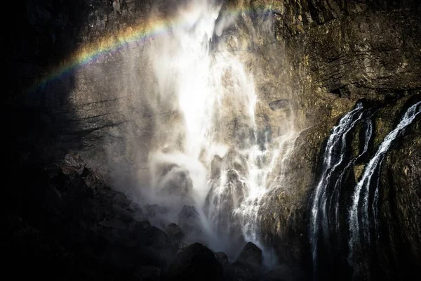 Belle photo d'une cascade avec un arc-en-ciel — Photo