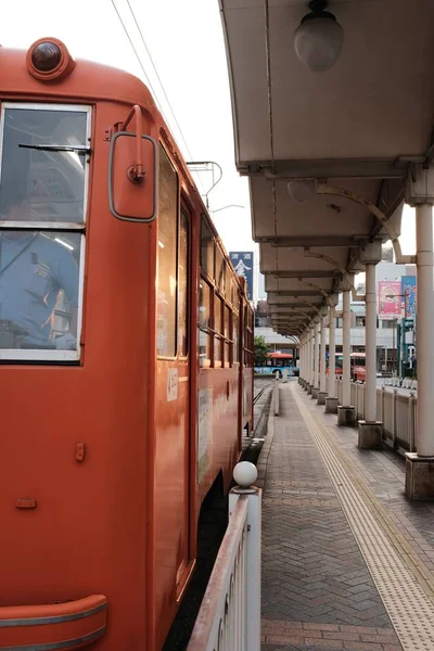 Plan Vertical Train Rouge Sur Rails Une Gare — Photo