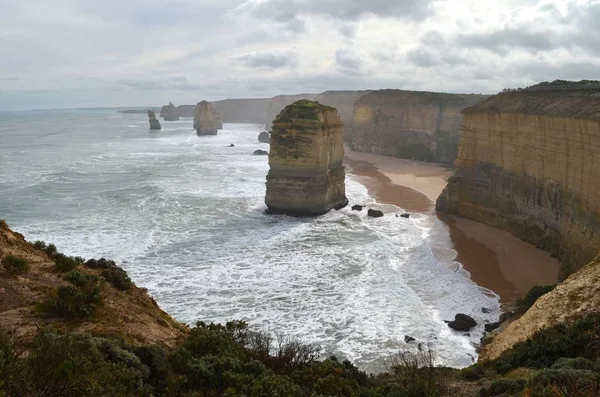 Beau Coup Vagues Mer Frappant Rivage Près Des Falaises Sous — Photo