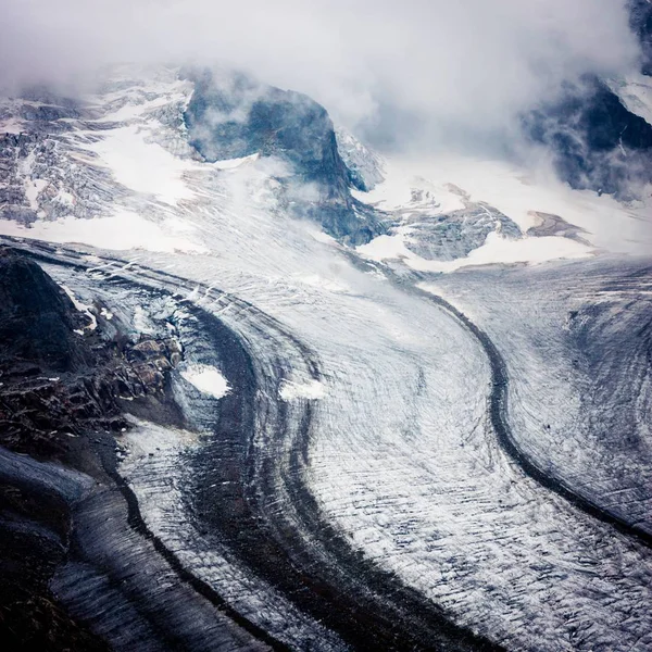 Eine Schöne Aufnahme Von Schneebedeckten Bergen Wolken — Stockfoto