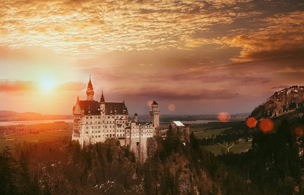 Красивый Широкий Снимок Знаменитого Замка Нойшванштайн Швангау Германия Захватывающим Небом — стоковое фото